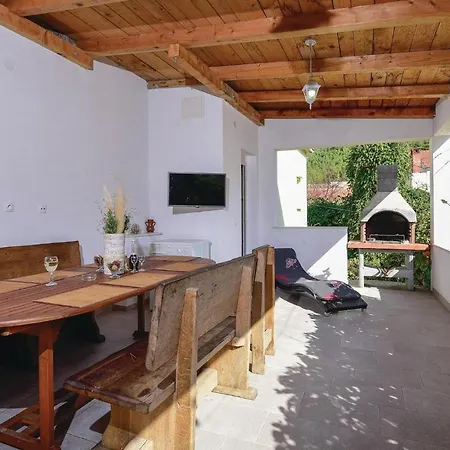 Semesterbostad 4 Bedroom Lovely In